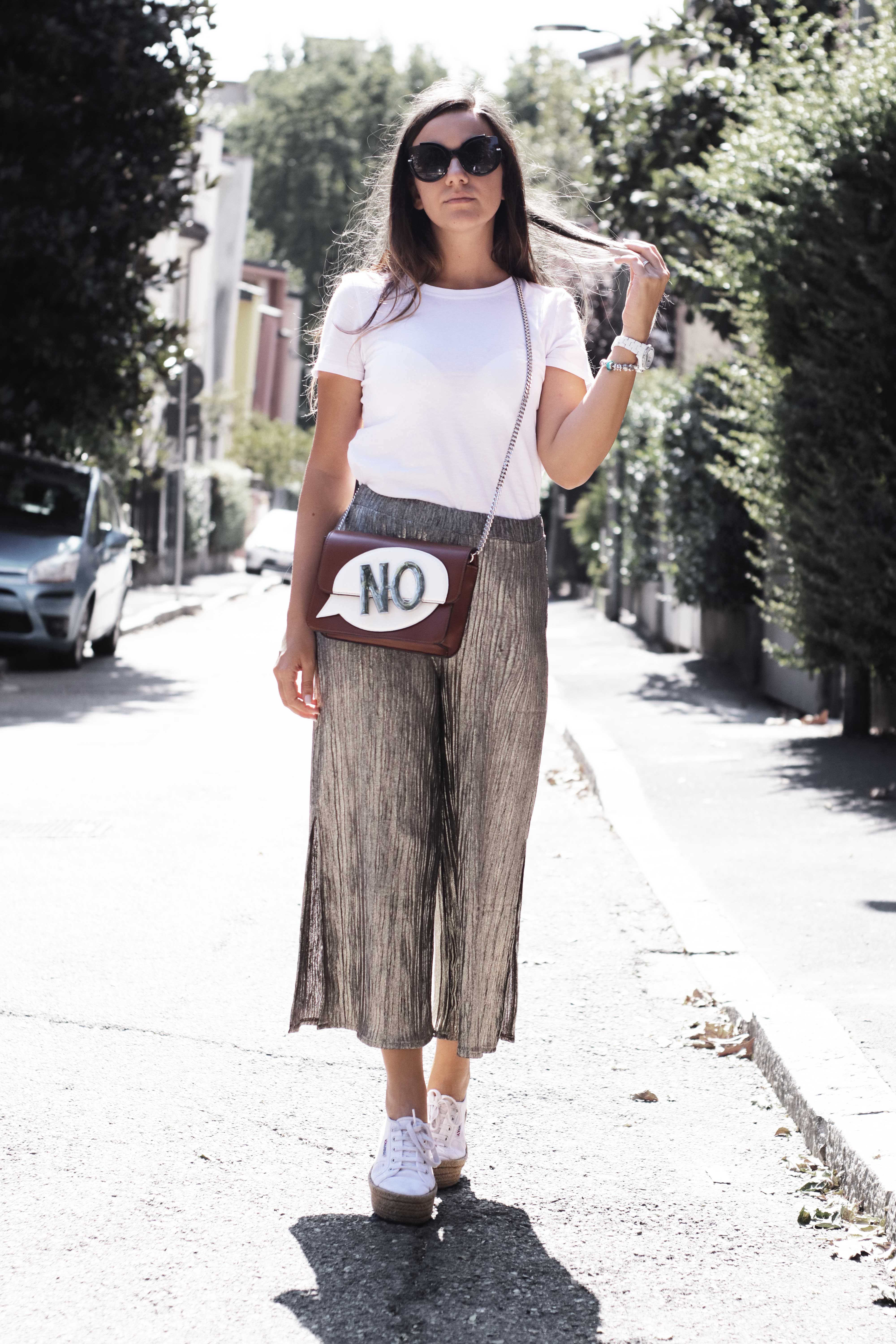 Pleated shiny trousers and text crossbody bag